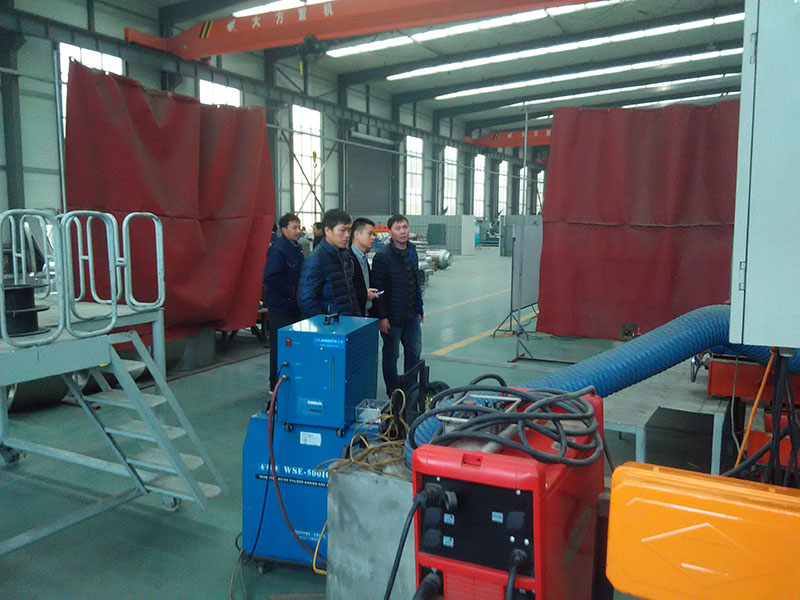 客戶參觀我公司鋁合金焊接自動化設(shè)備。